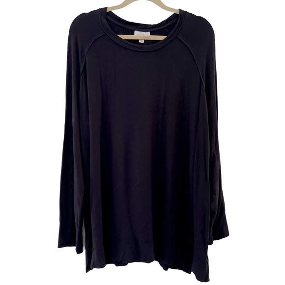 AVENUE • Women's Black Long Sleeve Crewneck Split Hip Top - Picture 3 of 7